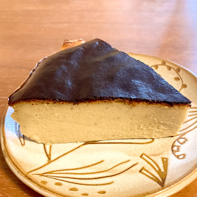 カモミール香るバスクチーズケーキ